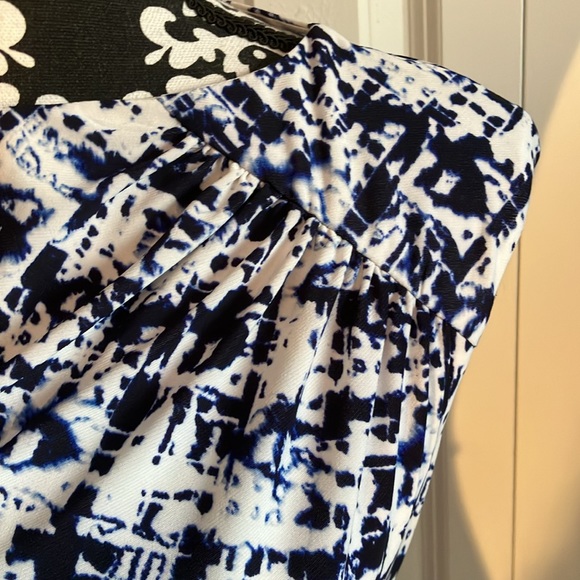 Chaps Navy blue &white print sleeveless dress w/ boat neckline& ruching - Picture 5 of 14